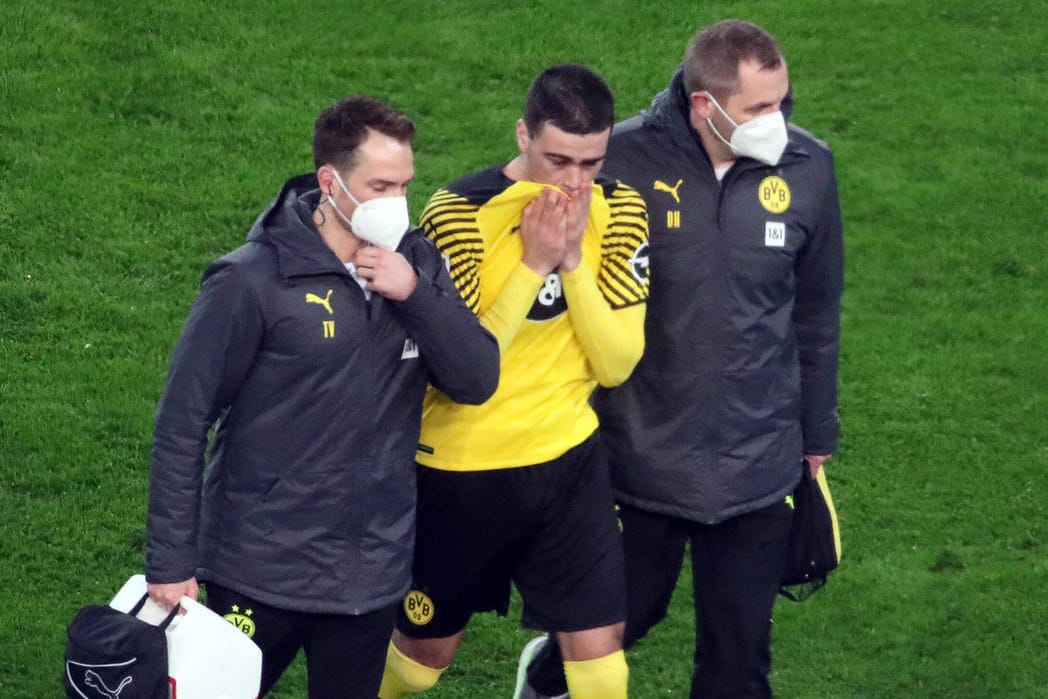 Tieftraurig: Dortmunds Gio Reyna bei seiner Auswechslung gegen den VfB Stuttgart.
