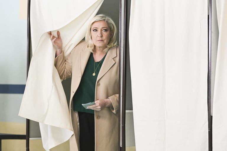 Macrons gefährliche Gegenspielerin: Marine Le Pen (hier bei ihrer Stimmabgabe am Sonntag) hat es bei den Präsidentschaftswahlen in die Stichwahl geschafft.