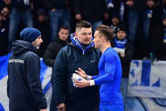 Herthas Peter Pekarik (r) diskutiert nach der Derby-Pleite mit Fans in der Ostkurve.