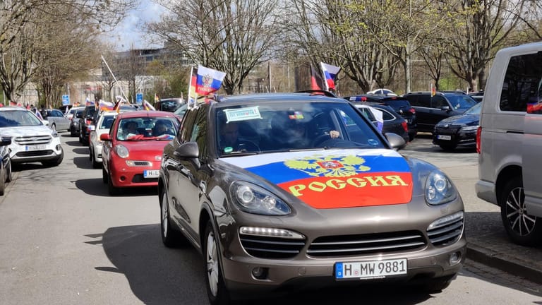 Prorussische Demonstration in Hannover: Am Mittag hatten sich bereits rund 350 Autos versammelt.