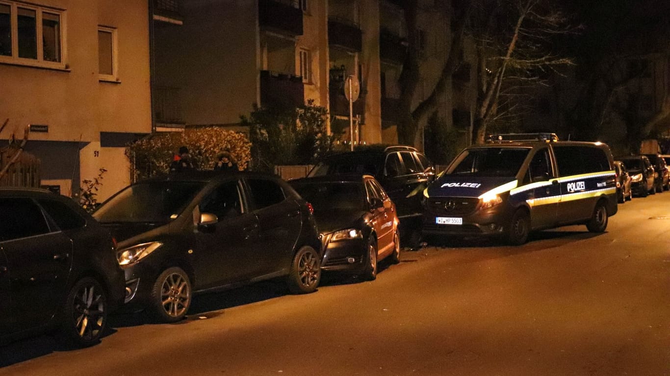 Der Unfallort in Frankfurt-Fechenheim: Das Polizeiauto krachte in parkende Fahrzeuge.