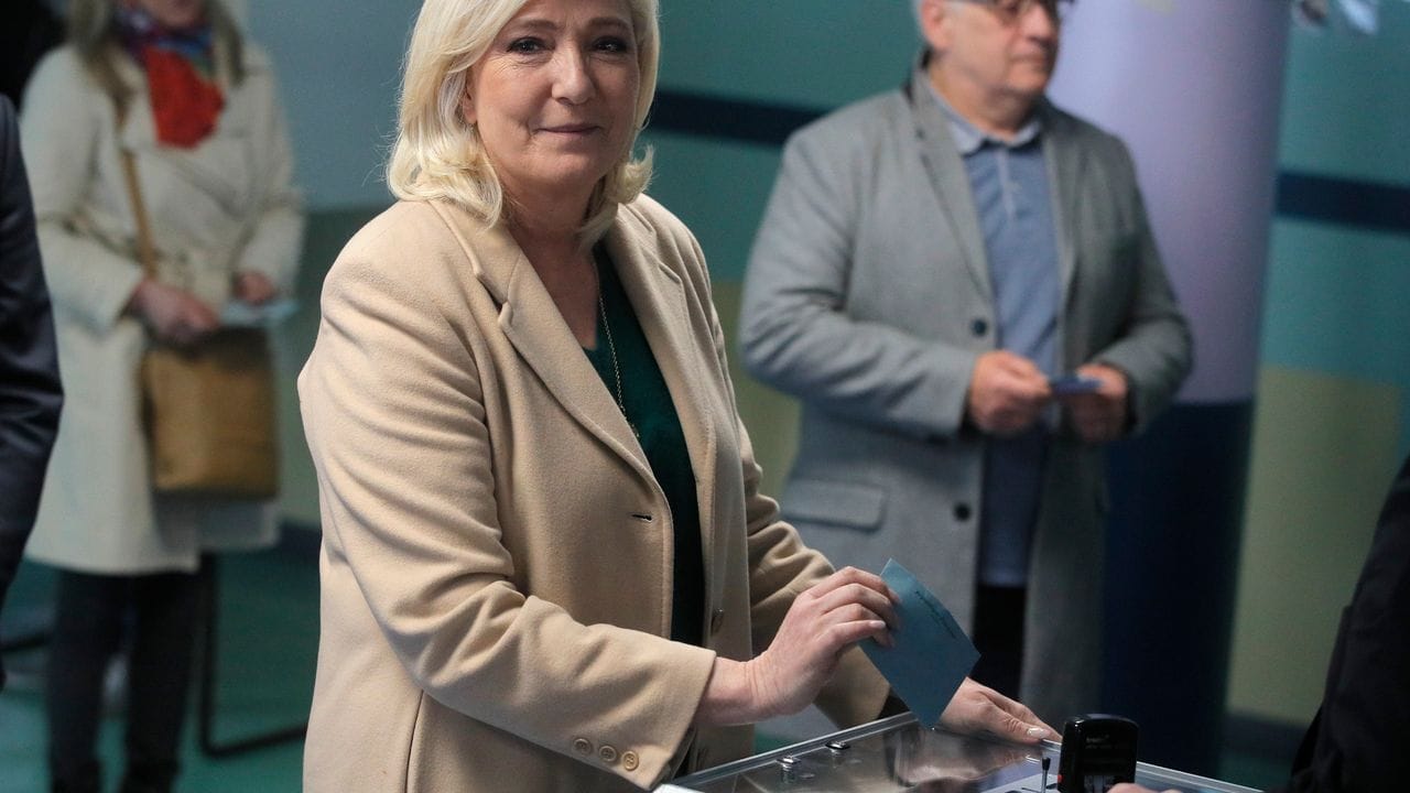 Marine Le Pen gibt ihre Stimme in der ersten Runde der Präsidentschaftswahlen in einem Wahllokal Henin-Beaumont ab.