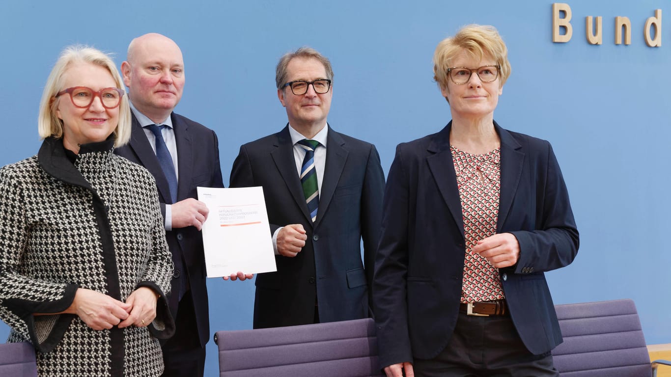 Jüngster Auftritt zu viert: Die Wirtschaftsweisen Monika Schnitzer (v.l.), Achim Truger, Volker Wieland und Veronika Grimm.