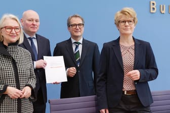 Jüngster Auftritt zu viert: Die Wirtschaftsweisen Monika Schnitzer (v.l.), Achim Truger, Volker Wieland und Veronika Grimm.