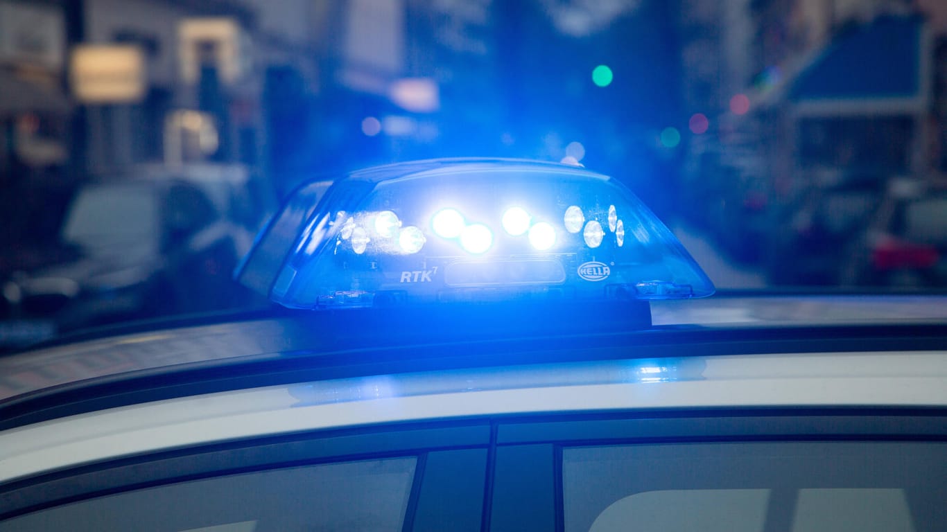 Polizeiwagen mit Blaulicht (Symbolfoto): Die Polizei fahndet nach einem Mann, der einem Security-Mann mit einer Schreckschusspistole ins Gesicht geschossen hat.