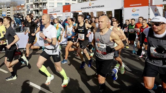 Ex-Bayernstar Arjen Robben (Mitte r) gab in Rotterdam sein Marathon-Debüt.