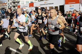 Ex-Bayernstar Arjen Robben (Mitte r) gab in Rotterdam sein Marathon-Debüt.