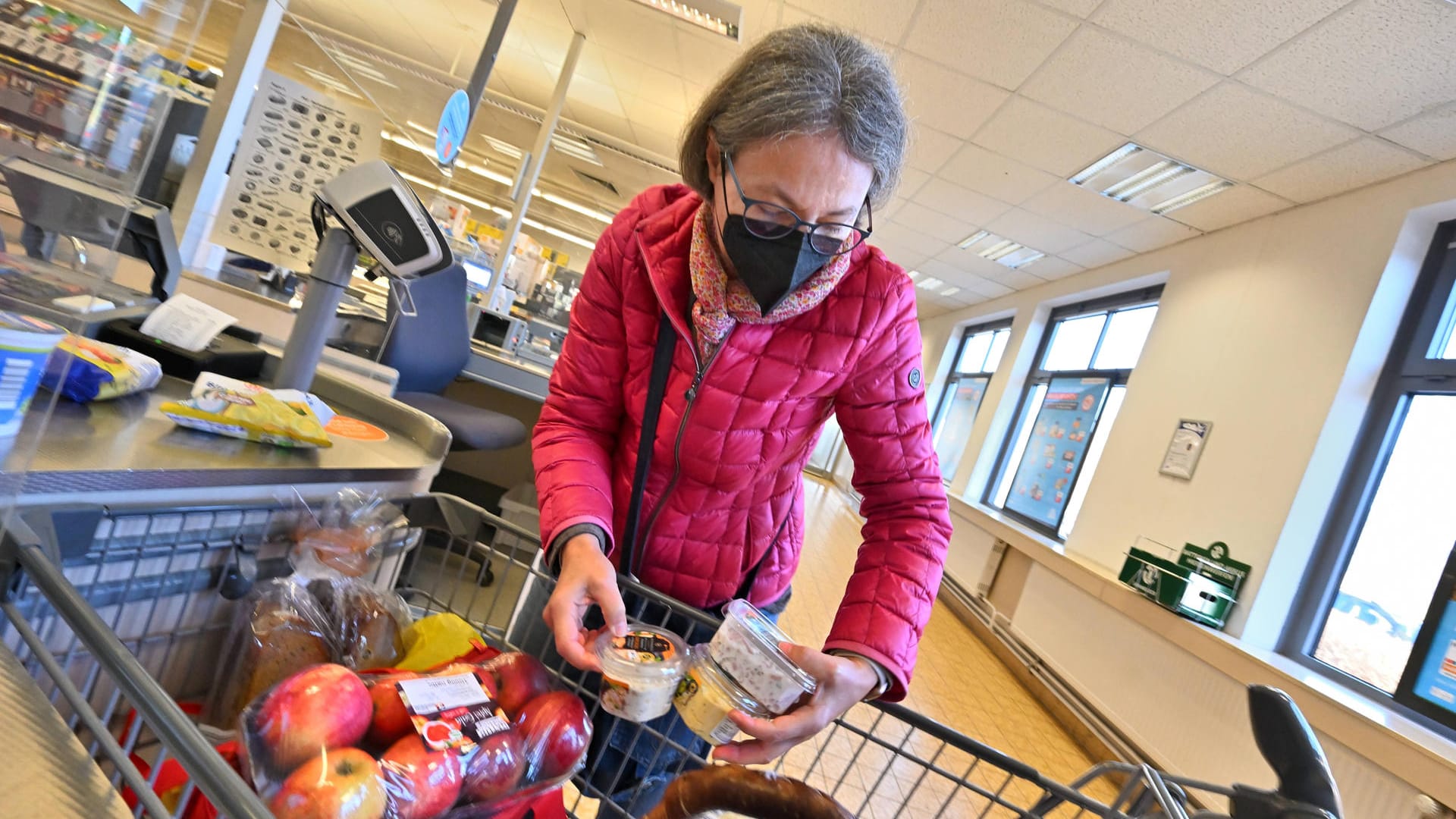 Maske im Supermarkt: Das Ende der Maskenpflicht spaltet die Gesellschaft.