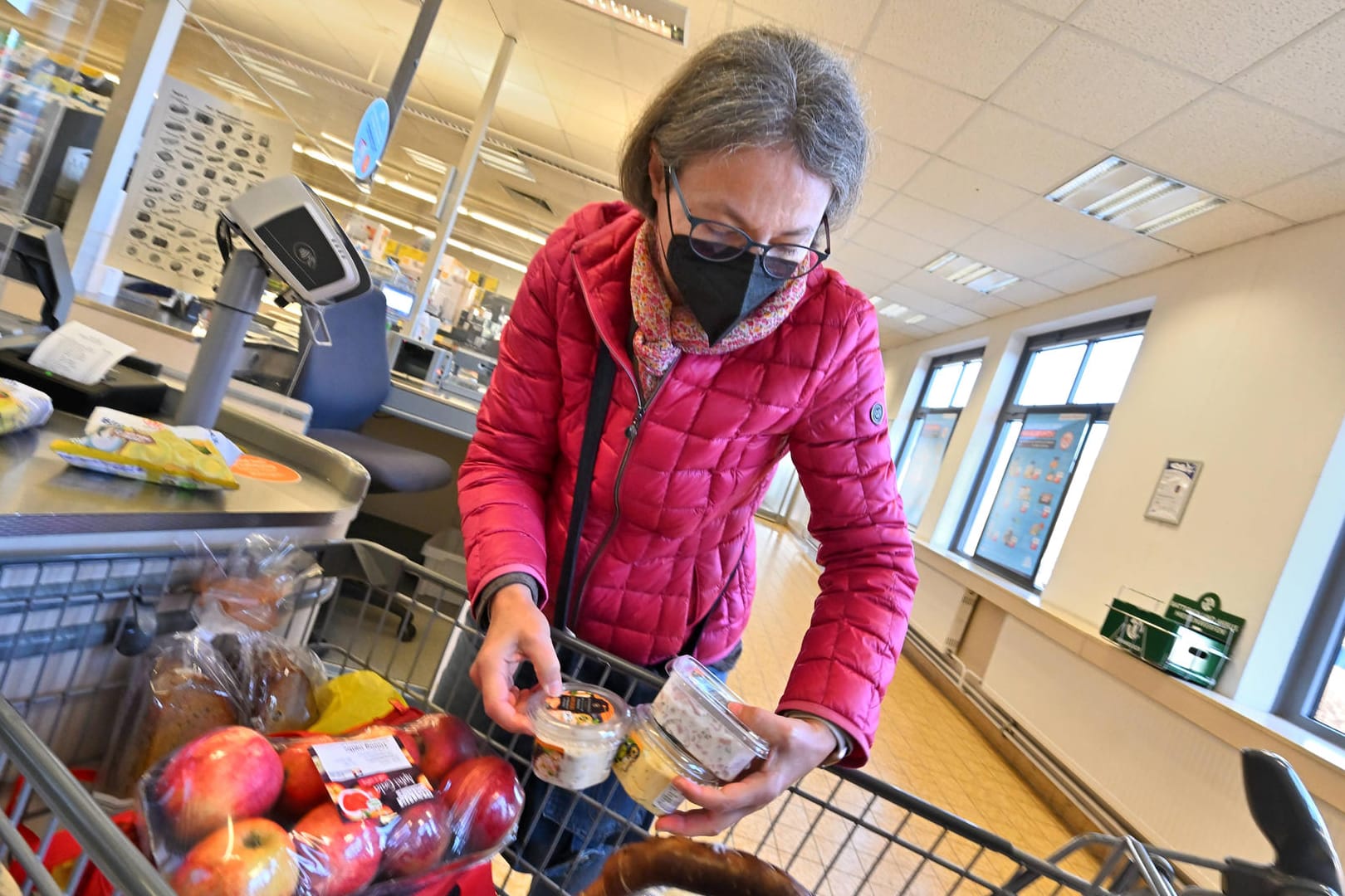 Maske im Supermarkt: Das Ende der Maskenpflicht spaltet die Gesellschaft.