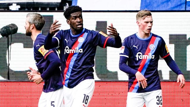 Torschütze Kwasi Okyere Wriedt (M) feierte mit Holstein Kiel einen Sieg im Nordduell gegen den HSV. Torschütze Kwasi Okyere Wriedt (M) feierte mit Holstein Kiel einen Sieg im Nordduell gegen den HSV.