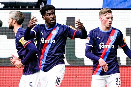 Torschütze Kwasi Okyere Wriedt (M) feierte mit Holstein Kiel einen Sieg im Nordduell gegen den HSV.