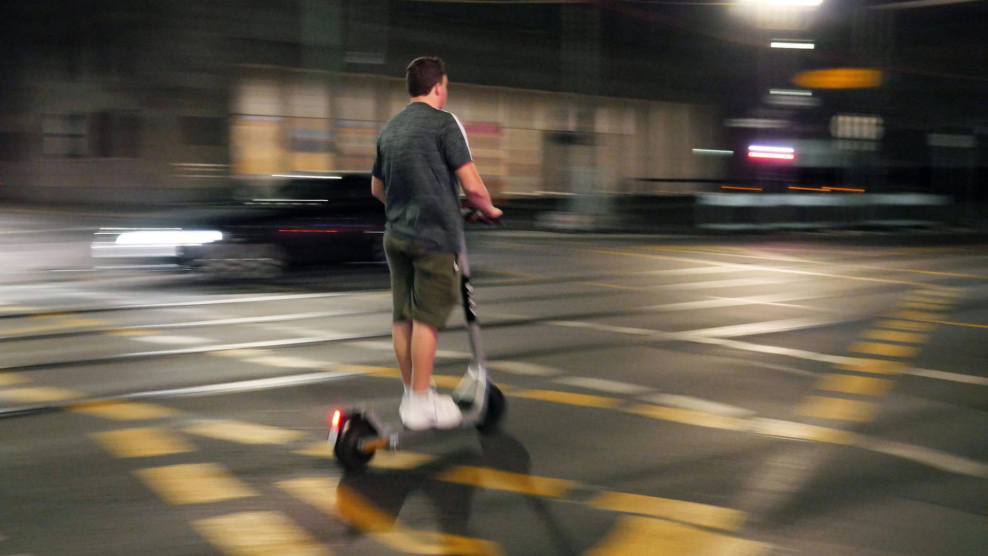 Junger Mann auf E-Scooter (Symbolfoto): In Köln hat ein Teenager U-Bahntunnel für eine nächtliche Raserei genutzt. Junger Mann auf E-Scooter (Symbolfoto): In Köln hat ein Teenager U-Bahntunnel für eine nächtliche Raserei genutzt.
