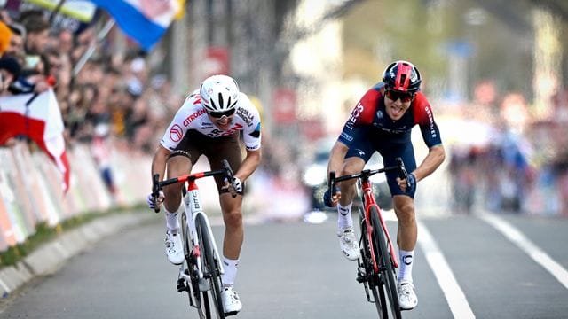 Michal Kwiatkowski (r) setzte sich in Valkenburg hauchdünn vor Benoit Cosnefroy durch.