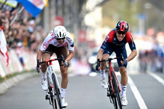 Michal Kwiatkowski (r) setzte sich in Valkenburg hauchdünn vor Benoit Cosnefroy durch.