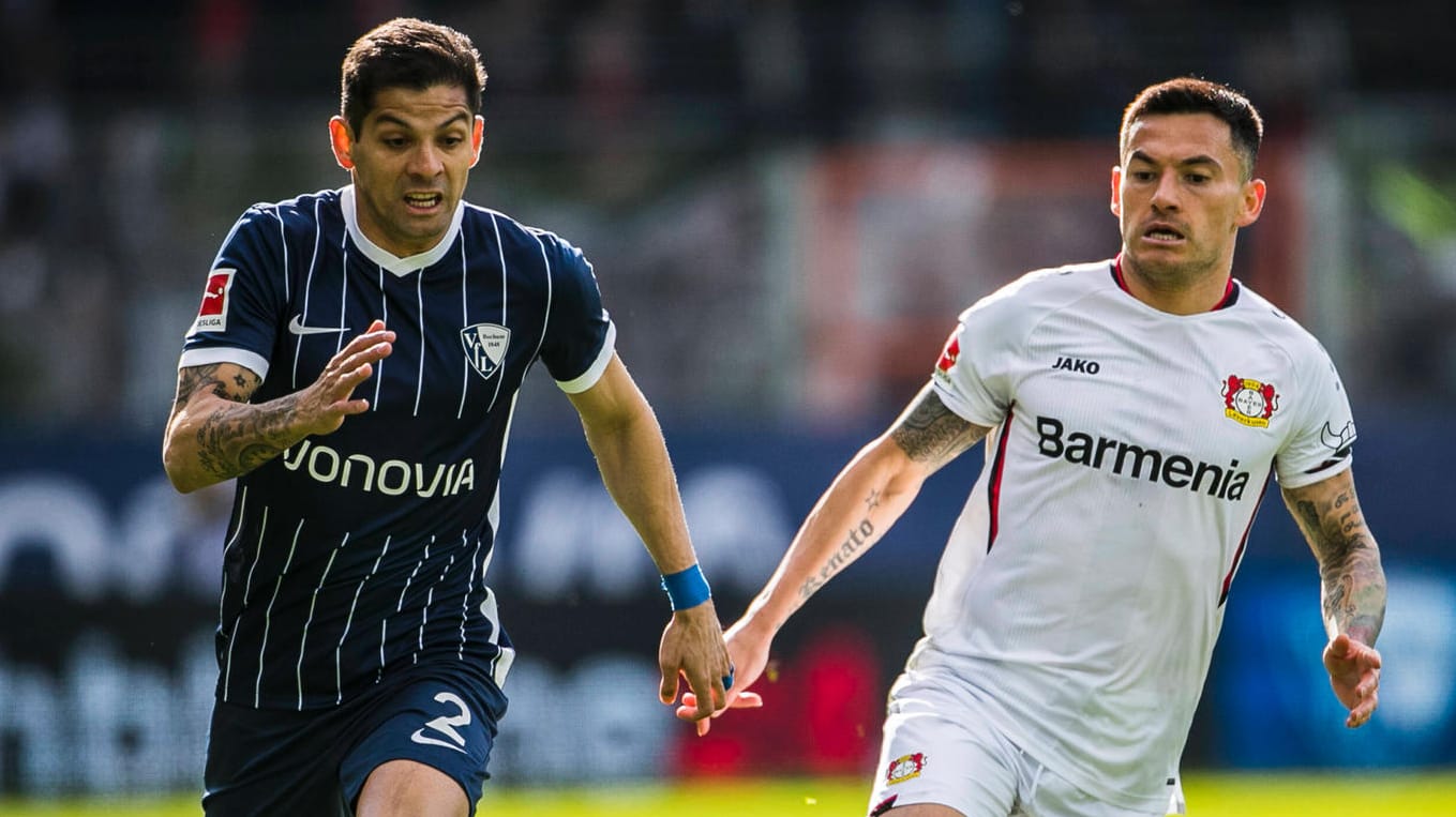 Cristian Gamboa gegen Charles Arnguiz (r.): Bayer kam in Bochum nicht über ein Remis hinaus. Ruhrstadion, Bochum, GER, 1.FBL, 29. Cristian Gamboa gegen Charles Arnguiz (r.): Bayer kam in Bochum nicht über ein Remis hinaus. Ruhrstadion, Bochum, GER, 1.FBL, 29.
