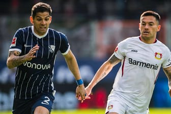Cristian Gamboa gegen Charles Arnguiz (r.): Bayer kam in Bochum nicht über ein Remis hinaus. Ruhrstadion, Bochum, GER, 1.FBL, 29.