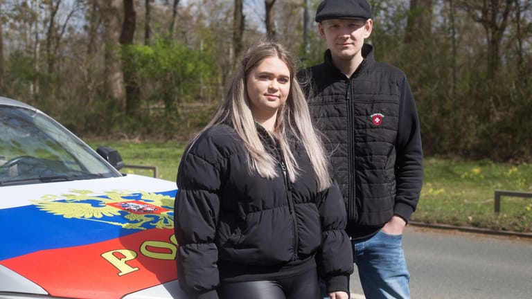 Vanessa und David stehen vor einem Auto mit russischer Flagge: Wegen dem Krieg sind die beiden nicht gekommen.