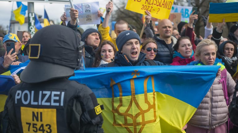 Proukrainische Gegendemonstranten in Hannover: Beide Gruppen stehen sich teilweise nah gegenüber.