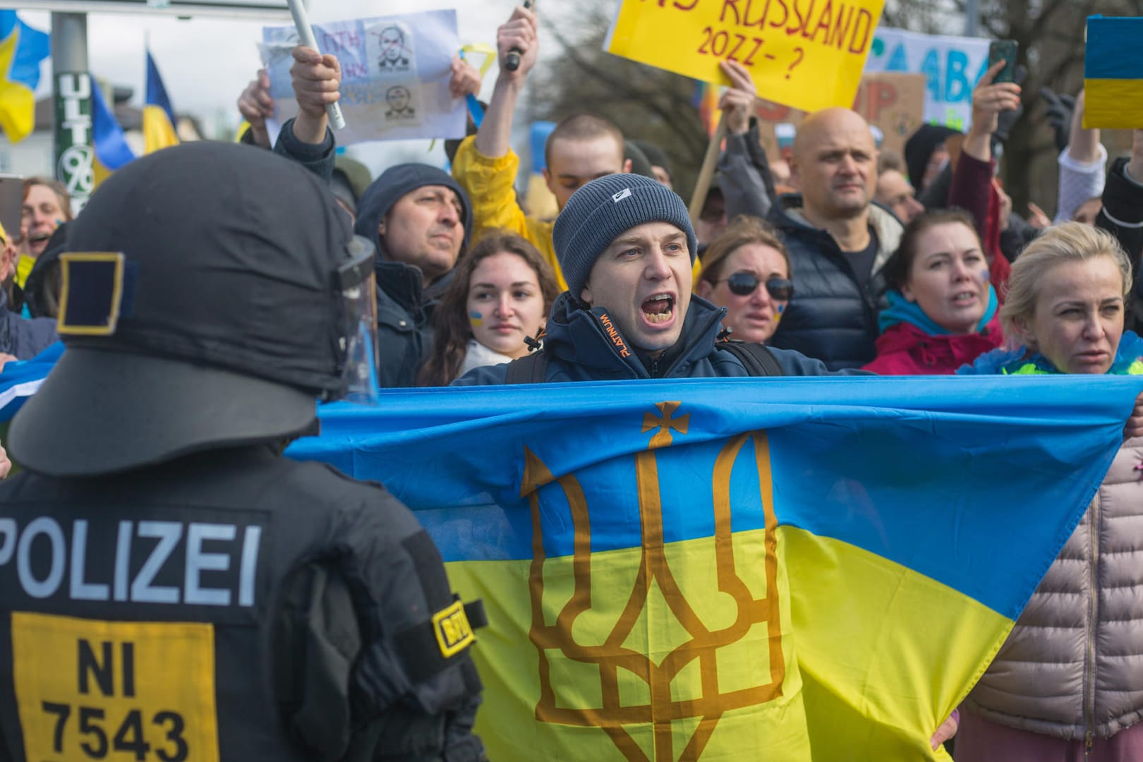 Proukrainische Gegendemonstranten in Hannover: Beide Gruppen stehen sich teilweise nah gegenüber.
