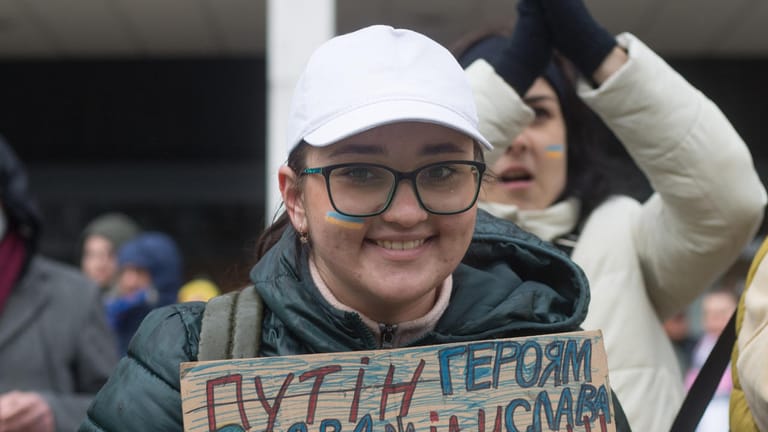 Die junge Ukrainerin Sofia: Sie flüchtete vorm Krieg und nimmt an der Gegendemonstration teil.