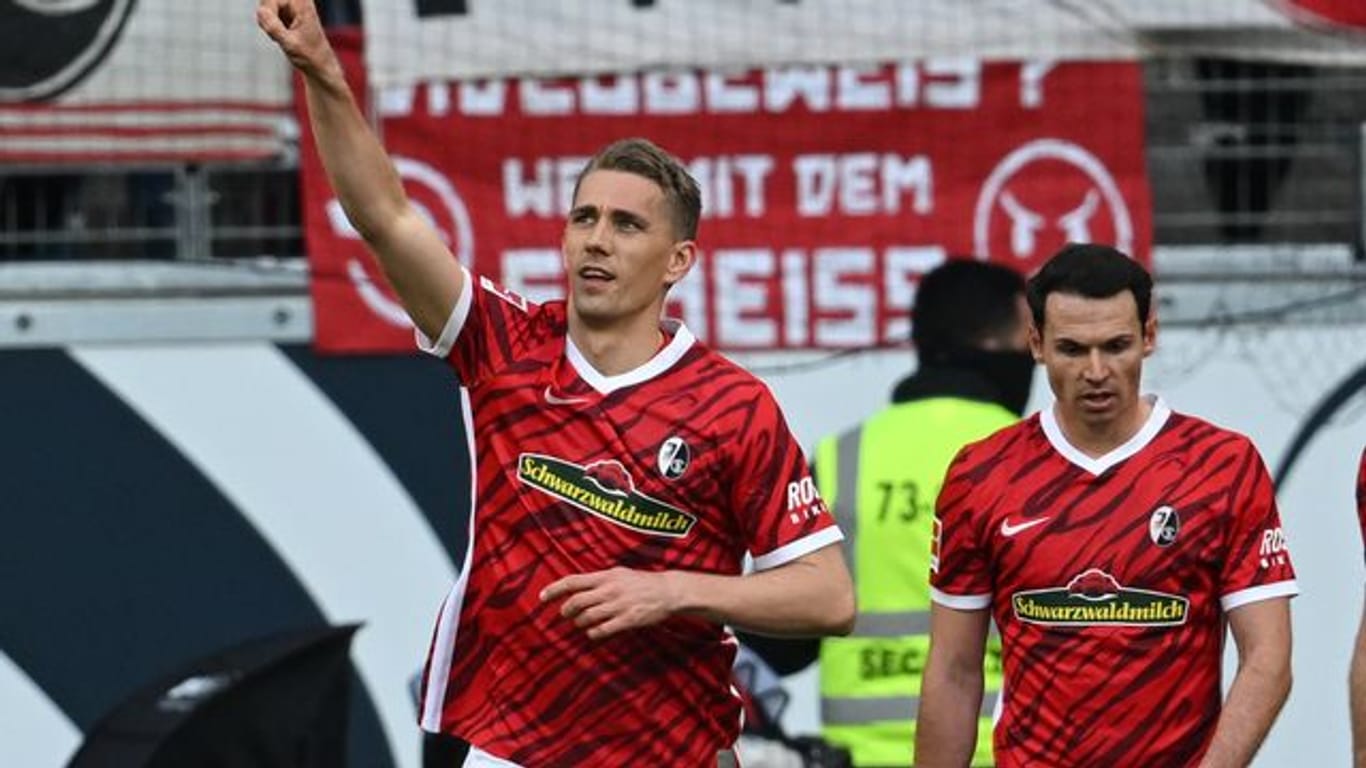 Der Freiburger Nils Petersen (l) feiert seinen Treffer zum 2:1 für die Gäste.