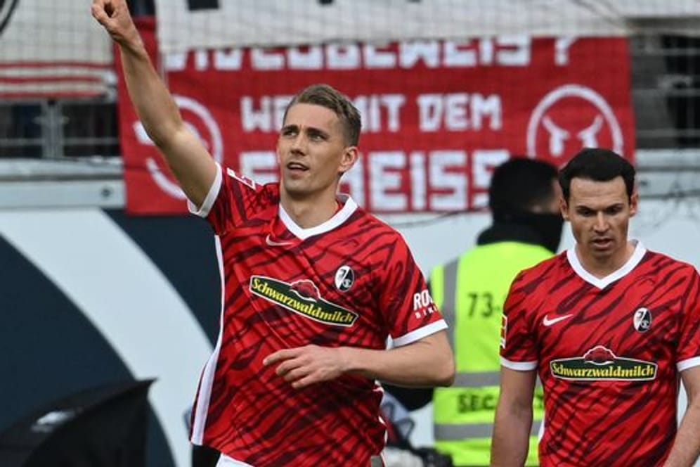 Der Freiburger Nils Petersen (l) feiert seinen Treffer zum 2:1 für die Gäste.
