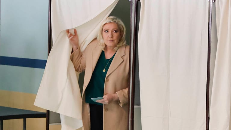 Marine Le Pen in der Wahlkabine: Die rechte Politikerin tritt zum dritten Mal als Präsidentschaftskandidatin an.