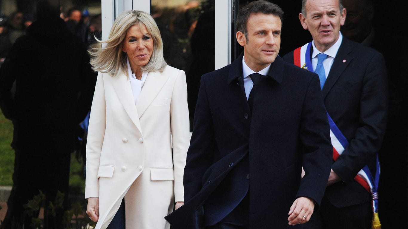 Darf jetzt keine Fehler machen: Emmanuel Macron (mit Ehefrau Brigitte) am Sonntag vor seinem Wahllokal in Le Touquet.
