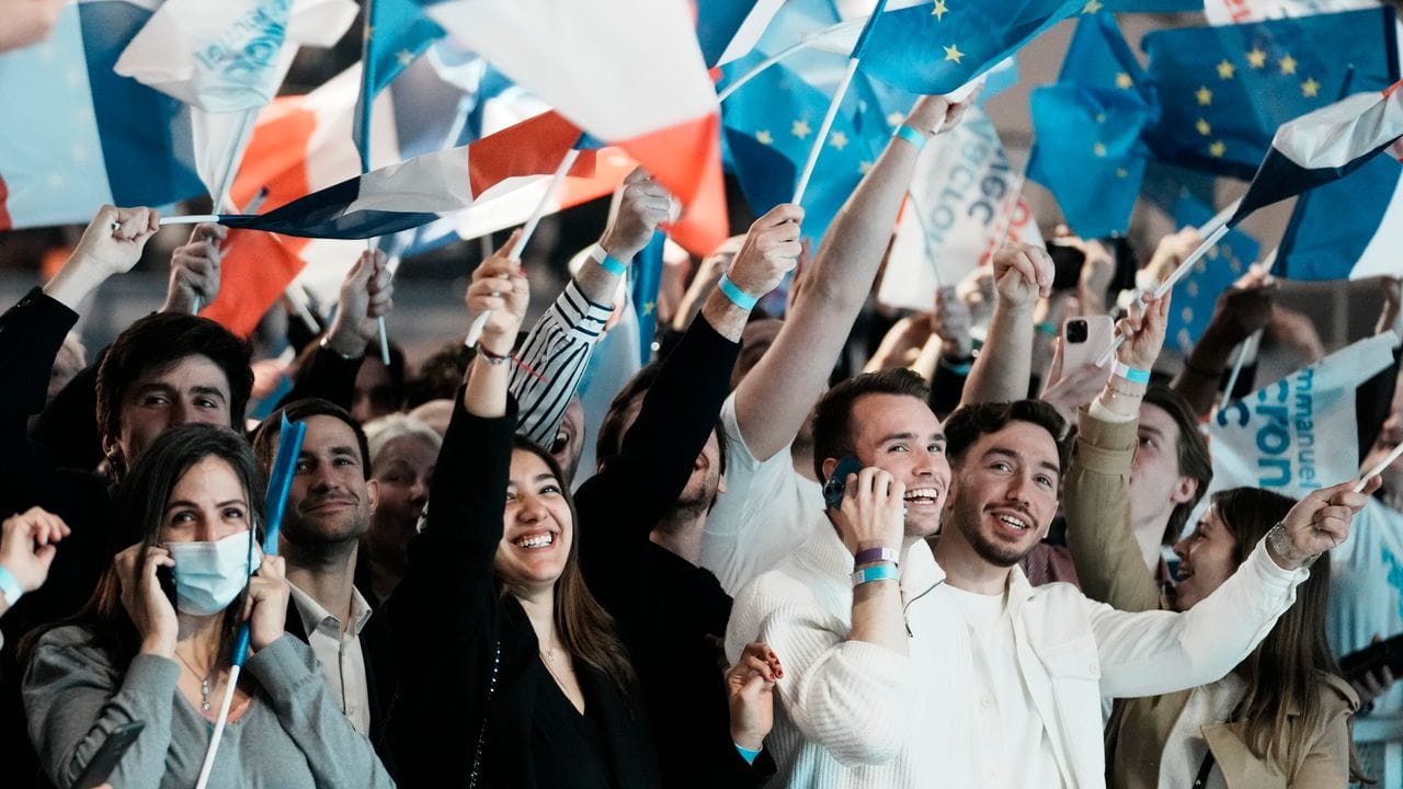 Anhänger von Emmanuel Macron schwenken in Paris französische und europäische Flaggen.