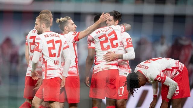 Die Leipziger Spieler jubeln nach dem Tor zum 3:0.