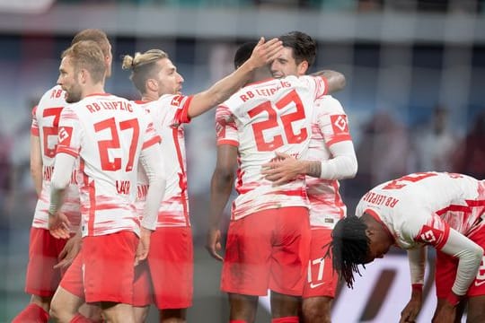 Die Leipziger Spieler jubeln nach dem Tor zum 3:0.