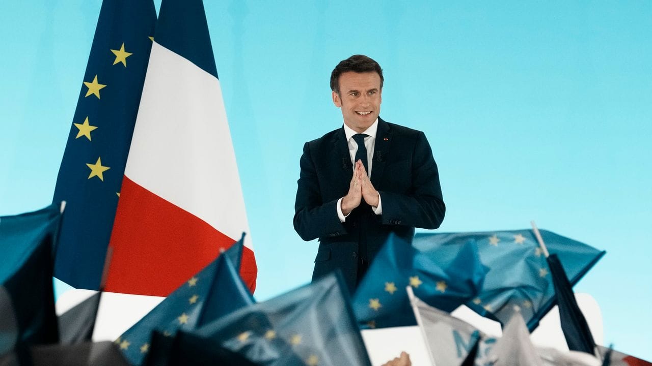 "Euer Vertrauen ehrt mich, verpflichtet mich und bindet mich": Emmanuel Macron tritt vor seine Anhänger.