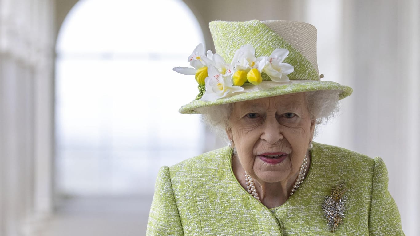 Die britische Königin Elizabeth II. besucht das Air Force-Gedenkmal (Archivbild): Sie sprach jetzt über ihre Corona-Erkrankung.