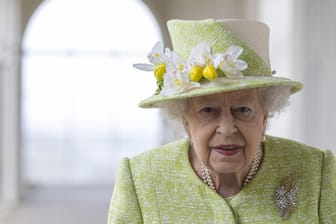 Die britische Königin Elizabeth II. besucht das Air Force-Gedenkmal (Archivbild): Sie sprach jetzt über ihre Corona-Erkrankung.