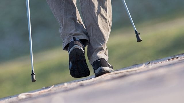 Bewegung bei Parkinson: Wer sich mehrmals pro Woche und regelmäßig körperlich betätigt, hat als Parkinsonpatient gute Chancen, bestimmte Fähigkeiten länger zu erhalten.