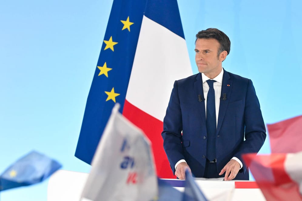 Emmanuel Macron spricht zu seinen Unterstützern am Wahlabend: Er führt, aber Marine Le Pen hat noch Chancen in der Stichwahl.