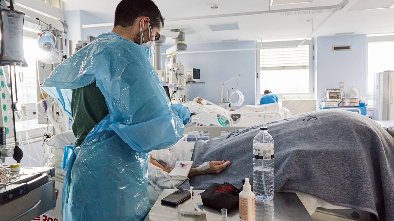 Ein Pfleger kümmert sich um einen Corona-Patienten auf einer Intensivstation (Symbolbild): Noch immer werden in Deutschland täglich Hunderte Tote im Zusammenhang mit Corona gezählt.