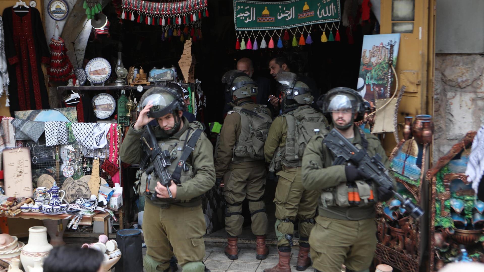 Soldaten stehen vor einem Laden in Hebron (Archivbild): Am Sonntagabend wurde ein Israeli bei einem Messerangriff verletzt.