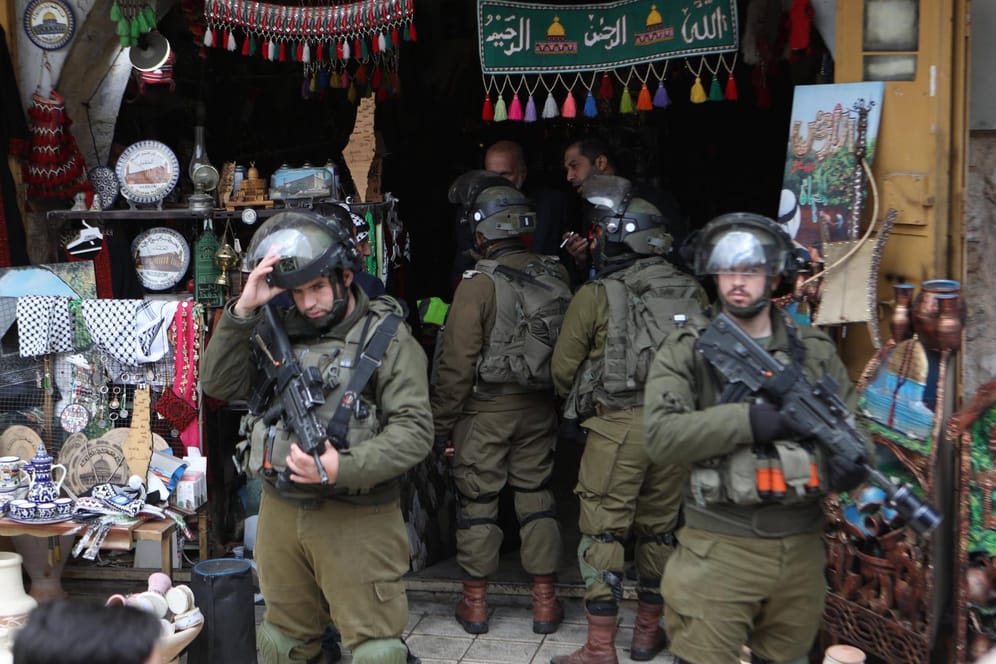 Soldaten stehen vor einem Laden in Hebron (Archivbild): Am Sonntagabend wurde ein Israeli bei einem Messerangriff verletzt.