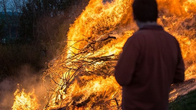 Wer ein Osterfeuer veranstaltet, sollte eine Feuerstelle finden, die nicht zu nah an Bäumen, Häusern oder Straßen liegt.