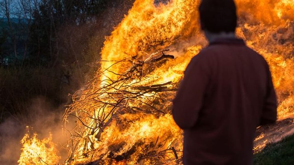 Wer ein Osterfeuer veranstaltet, sollte eine Feuerstelle finden, die nicht zu nah an Bäumen, Häusern oder Straßen liegt.