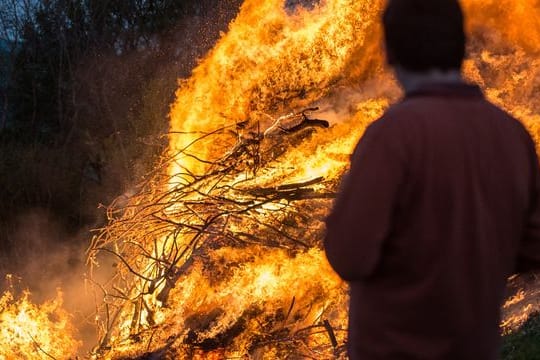 Wer ein Osterfeuer veranstaltet, sollte eine Feuerstelle finden, die nicht zu nah an Bäumen, Häusern oder Straßen liegt.