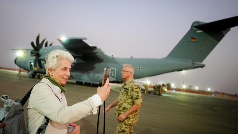 Marie-Agnes Strack-Zimmermann bei einem Besuch in Mali (Archivbild): Die FDP-Politikerin will mit Waffenkäufen die Ukraine schneller aufrüsten.