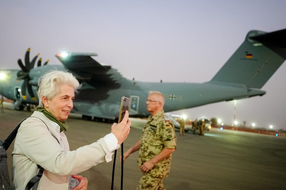 Marie-Agnes Strack-Zimmermann bei einem Besuch in Mali (Archivbild): Die FDP-Politikerin will mit Waffenkäufen die Ukraine schneller aufrüsten.
