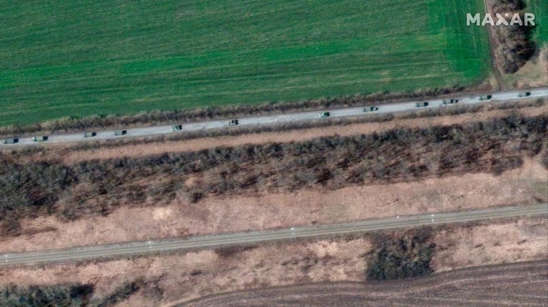 Dieses von Maxar Technologies zur Verfügung gestellte Satellitenbild zeigt einen Konvoi gepanzerter Fahrzeuge und Lastwagen bei Charkiw.