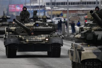 Russische Panzer bei einer Parade in Yekaterinburg (Archivbild): Die Ukraine erwartet eine Offensive im Osten des Landes.