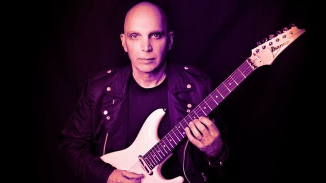 Joe Satriani lässt die Gitarre sprechen.