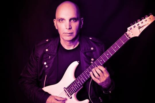 Joe Satriani lässt die Gitarre sprechen.