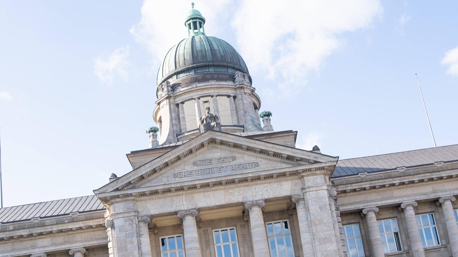 Das Oberlandesgericht Hamburg am Sievekingplatz (Archivbild): Der 29-Jährige wurde im Gefängnis nochmals straffällig. Das Oberlandesgericht Hamburg am Sievekingplatz (Archivbild): Der 29-Jährige wurde im Gefängnis nochmals straffällig.