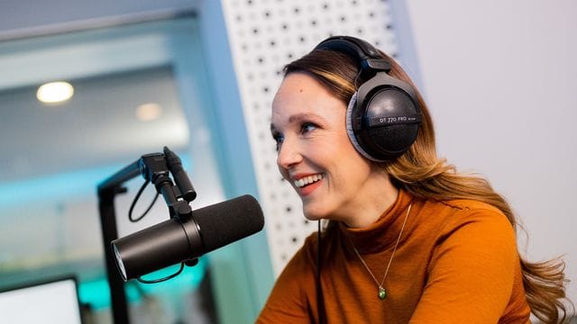 Die Komikerin Carolin Kebekus sitzt für eine Podcast-Aufnahme in einem Tonstudio (Archivbild): Putins Schönheitsoperationen bieten genug Stoff für einige WItze.